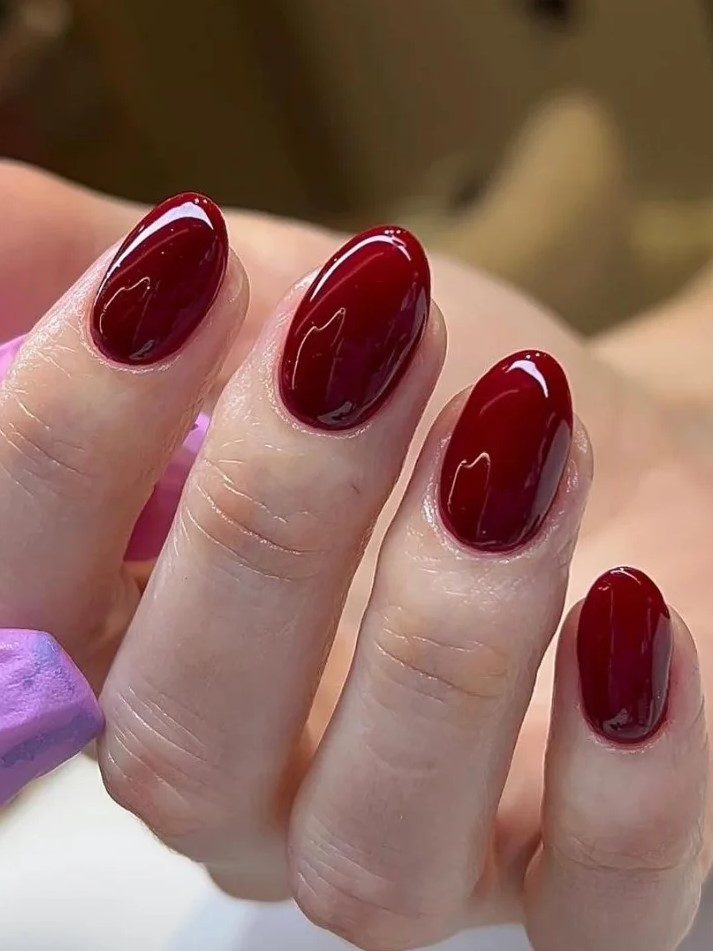 Close-up van een donkerrode BIAB-manicure